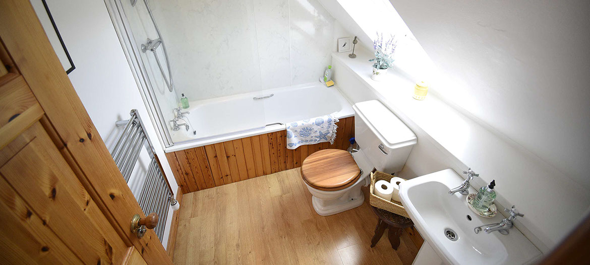 Half of Three self catering accommodation in Glenhinnisdal contains a spacious bathroom with bath and shower